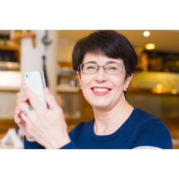 Lais Puzzle - Frau benutzt Handy - 2.000 Teile