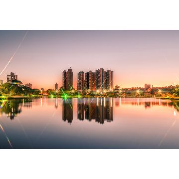 Lais Puzzle - Sonnenuntergang an einem See in einem Park mit der Stadt im Hintergrund, Brasilien - 2.000 Teile
