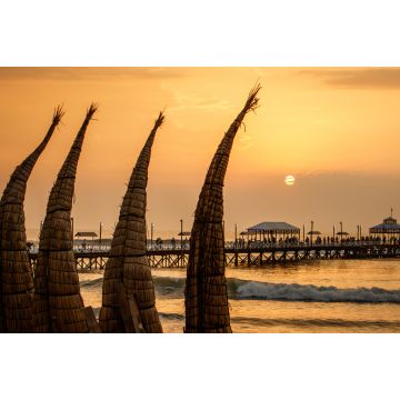 Lais Puzzle - Der Sonnenuntergang mit traditionellen Bootsbooten in der Stadt Huanchaco, Peru - 2.000 Teile