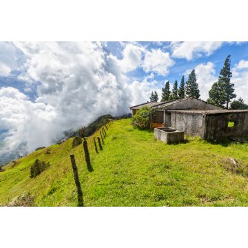 Lais Puzzle - Ein Zaun verschwindet in der Ferne mit Wolken im Hintergrund und einem verlassenen Zementhaus auf einer Bergkuppe zwischen Quindio und Tolima, Kolumbien - 2.000 Teile