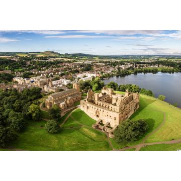Lais Puzzle - Die Skyline von Linlithgow mit den Ruinen des Linlithgow Palace und der St. Michael's Kirche aus der Luft. Linlithgow, West Lothian, Schottland - 2.000 Teile