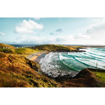 Lais Puzzle - Schöne irische Bucht in Donegal mit türkisfarbenem Wasser und großen Wellen, die an den Strand des kleinen Dorfes Muckross prallen - 2.000 Teile