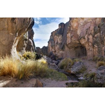 Lais Puzzle - Eine Schlucht mit dem Eingang zur Sumbay-Höhle, die berühmt ist für die Felskunst aus dem Paläolithikum, Departement Arequipa, Südperu - 2.000 Teile