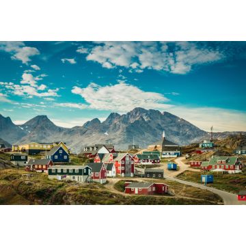 Lais Puzzle - Kleine Stadt an der Ostküste Grönlands mit bunten Häusern und Berghintergrund - 2.000 Teile