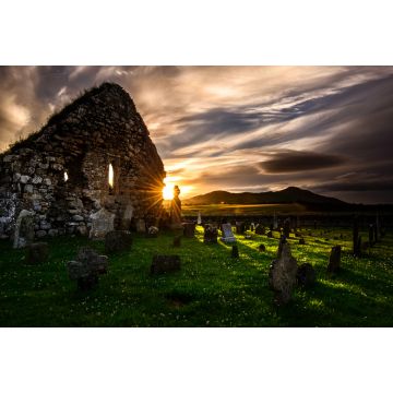 Lais Puzzle - Letzter Sonnenstrahl bei Sonnenuntergang auf der Kilwirra Church - Templetown, Dundalk, Grafschaft Louth, Irland - 2.000 Teile