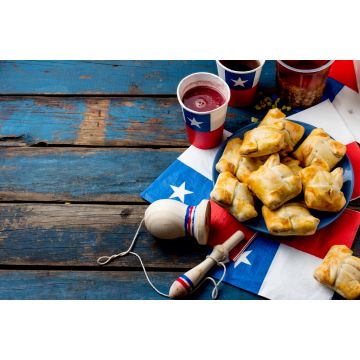 Lais Puzzle - Konzept des chilenischen Unabhängigkeitstags. Fiestas Patrias. Chilenisches typisches Gericht und Getränk am Unabhängigkeitstag, 18. September. Mini Empanadas, Mote con Huesillo, Wein mit geröstetem Mehl, Chicha - 2.000 Teile