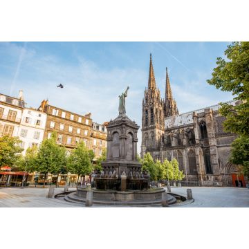 Lais Puzzle - Morgenblick auf den Platz des Sieges mit Denkmal und Kathedrale in der Stadt Clermont-Ferrand in Frankreich - 2.000 Teile