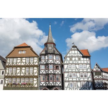 Lais Puzzle - Fachwerkhäuser mit blauem Himmel und Wolken in der kleinen deutschen Stadt Fritzlar - 2.000 Teile