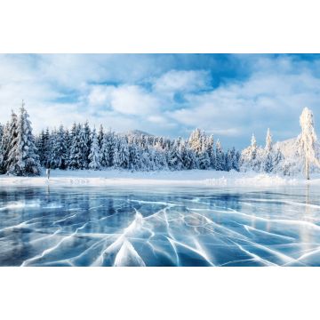 Lais Puzzle - Blaues Eis und Risse auf der Oberfläche des Eises. Gefrorener See unter einem blauen Himmel im Winter. Die Hügel der Kiefern. Der Winter. Karpaten, Ukraine, Europa - 2.000 Teile