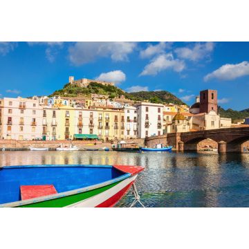 Lais Puzzle - Buntes Boot vor dem Hintergrund der schönen Gebäude von Bosa, Sardinien, Italien - 2.000 Teile