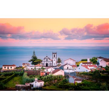 Lais Puzzle - Wunderschöner rosa Sonnenaufgang in einem Dorf in Nordeste, Insel Sao Miguel, Azoren, Portugal - 2.000 Teile
