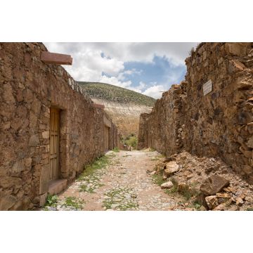 Lais Puzzle - Die Steinhäuser entlang der kopfsteingepflasterten Straßen sind größtenteils verlassen und verfallen in Real de Catorce, Mexiko - 2.000 Teile