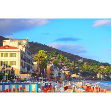 Lais Puzzle - Mehrfarbige Sonnenschirme am Strand in Alassio, Provinz Savona, Region Sanremo, Italien. Stadt bei Sonnenuntergang - 2.000 Teile
