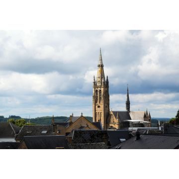 Lais Puzzle - Kirche von Arlon über den Dächern der Altstadt bei bewölktem Himmel, Belgien - 2.000 Teile