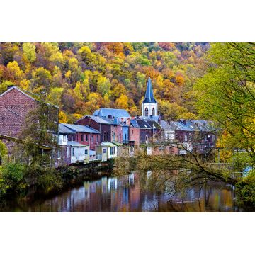 Lais Puzzle - Blick auf den Fluss Vesdre und die Kirche Saint Francois Xavier in der belgischen Stadt Chaudfontaine, Wallonien - 2.000 Teile