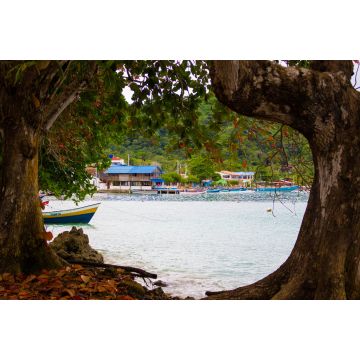 Lais Puzzle - Blauer Strand der Stadt Sapzurro aus einer von Bäumen eingerahmten Ansicht. Kolumbien, Chocó - 2.000 Teile