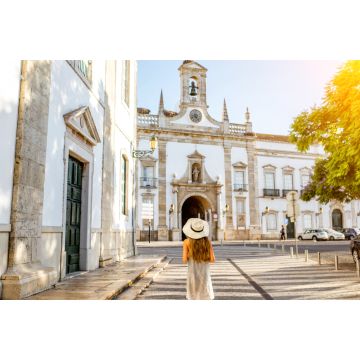 Lais Puzzle - Junge Frau mit Hut vor einer Kirche, Faro, Portugal - 2.000 Teile