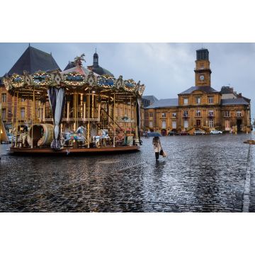 Lais Puzzle - Nachmittags verregneter Place Ducale mit Karussell in Charleville-Mezieres, Frankreich - 2.000 Teile