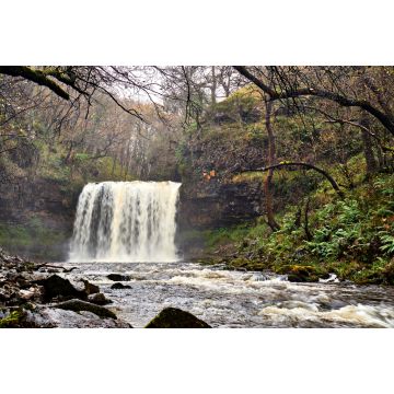 Lais Puzzle - Der Sgwd-yr-Eira-Wasserfall am Fluss Hepste ist einer von vier Wasserfällen auf dem Four Falls Trail in den Brecon Beacons - 2.000 Teile