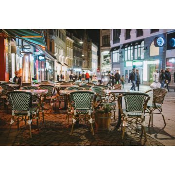 Lais Puzzle - Öffentliches Restaurant in den Straßen Kopenhagens bei Nacht mit Neonlicht und Vintage-Stühlen - 2.000 Teile