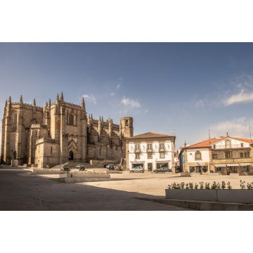 Lais Puzzle - Die Kathedrale von Guarda (Sé) vom Platz Luís de Camões aus gesehen. Guarda, in Portugal - 2.000 Teile