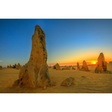 Lais Puzzle - Riesige Kalksteinformation in der Abenddämmerung. Die Pinnacles Wüste im Nambung National Park, bietet bei Sonnenuntergang die Show mit den schönsten Farben. Die Pinnacles sind eine wichtige Touristenattraktion in Westaustralien - 2.000...
