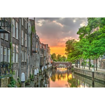 Lais Puzzle - Feuriger Sonnenuntergang reflektiert in einem Kanal gesäumt von Häusern im mittelalterlichen Stadtzentrum von Dordrecht, Niederlande - 2.000 Teile