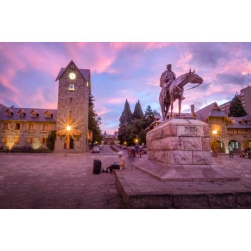 Lais Puzzle - Die Plaza San Martin befindet sich in Rio Negro, Bariloche, genauer gesagt, auf diesem Platz steht auch eine Statue, die General José de San Martín gewidmet ist. - 2.000 Teile