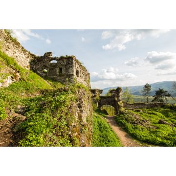 Lais Puzzle - Die Ruinen der Burg. Burg Khust (ruini). Die Burg wurde als königlich-ugrische Festung zum Schutz der Salzstraße von Solotvyn, einschließlich des Khust-Tors und der Umgebung, gebaut. Es ist ein Denkmal von nationaler Bedeutung Architektur...