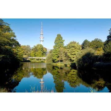 Lais Puzzle - Heinrich-Hertz-Turm - berühmter 279 m hoher Fernsehturm in Hamburg. Blick vom Botanischen Garten (Park Planten und Blomen) im Zentrum der Stadt Hamburg, Deutschland - 2.000 Teile