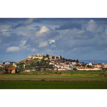 Lais Puzzle - Von der Sonne beleuchtete Burg und Häuser von Montemor-o-Velho, von den Reisfeldern aus gesehen, mit einem Himmel voller Wolken. Montemor-o-Velho in Portugal - 2.000 Teile