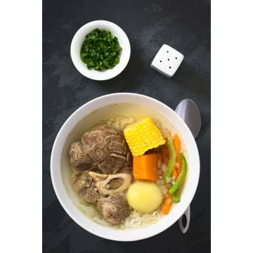 Lais Puzzle - Traditionelle chilenische Cazuela de Vacuno oder Cazuela de Carne, eine Rindfleischsuppe mit Kartoffeln, Mais, Kürbis, Karotten, Paprika, Zwiebeln und Reis, oben auf Schiefer mit natürlichem Licht fotografiert - 2.000 Teile
