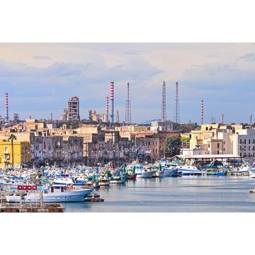 Lais Puzzle - Taranto-Altstadt auf dem Meer, Fischerboote, Docks, Industrieanlage auf Hintergrund - 2.000 Teile