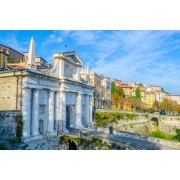 Lais Puzzle - Menschen gehen auf einer Steinbrücke in Richtung Porta San Giacomo in Bergamo, Italien - 2.000 Teile