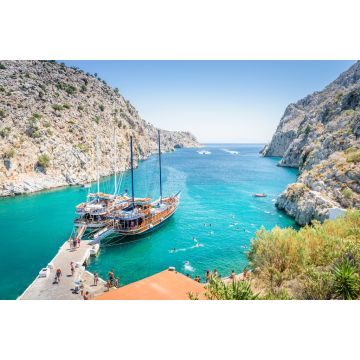 Lais Puzzle - Schöne sonnige Küste Blick auf das griechische blaue Meer mit kristallklarem Wasser Strand mit großen touristischen Boot Kreuzfahrt rund um Pier in Vathys Bay, Patmos Island, Kos, Dodekanes Inseln, Griechenland - 2.000 Teile