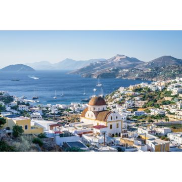 Lais Puzzle - Schönes mediterranes griechisches Dorf Pantelis, umgeben von einem Berg mit antiker Burg, am Ägäischen Meer gelegen, mit bunten Häusern und schönen Kirchen und Basiliken, Leros, Dodekanes, Griechenland - 2.000 Teile