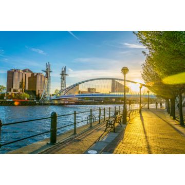 Lais Puzzle - Blick auf eine Fußgängerbrücke in den Salford Quays in Manchester, England - 2.000 Teile