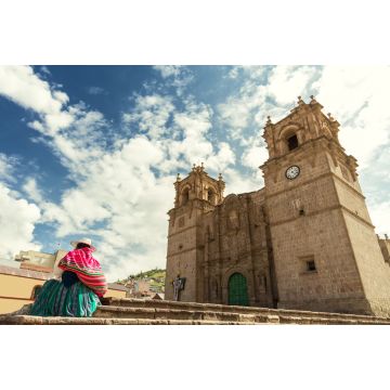 Lais Puzzle - Frau mit Keperina (Tasche auf dem Rücken) auf den Stufen der Kathedrale von Puno (Peru) sitzend - 2.000 Teile