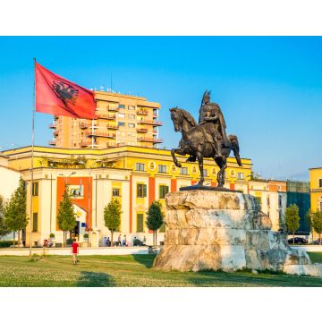 Lais Puzzle - Skanderbeg-Platz mit Fahne, Skanderbeg-Denkmal und die Et'hem Bey Moschee im Zentrum von Tirana, Albanien - 40, 100, 200, 500, 1.000 & 2.000 Teile