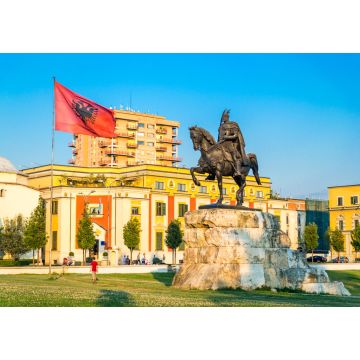 Lais Puzzle - Skanderbeg-Platz mit Fahne, Skanderbeg-Denkmal und die Et'hem Bey Moschee im Zentrum von Tirana, Albanien - 1.000 Teile