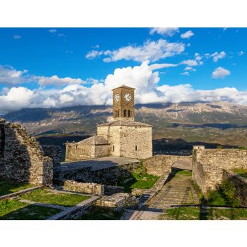 Lais Puzzle - Blick auf den Uhrenturm der Burg von Gjirokastra mit Bergen und Wolken - 40, 100, 200, 500, 1.000 & 2.000 Teile