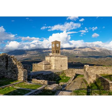Lais Puzzle - Blick auf den Uhrenturm der Burg von Gjirokastra mit Bergen und Wolken - 1.000 Teile