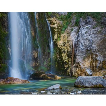 Lais Puzzle - Grunas-Wasserfall 2 km hinter dem Dorf Theth in Albanien. Theth ist ein kleines Dorf im Kreis Shkodër in Albanien. Es ist ein Landschaftsschutzgebiet - 40, 100, 200, 500, 1.000 & 2.000 Teile