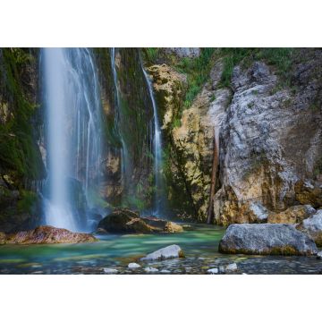 Lais Puzzle - Grunas-Wasserfall 2 km hinter dem Dorf Theth in Albanien. Theth ist ein kleines Dorf im Kreis Shkodër in Albanien. Es ist ein Landschaftsschutzgebiet - 1.000 Teile