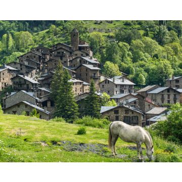Lais Puzzle - Pferd auf der Weide vor einem Pyrenäendorf in Andorra - 40, 100, 200, 500, 1.000 & 2.000 Teile