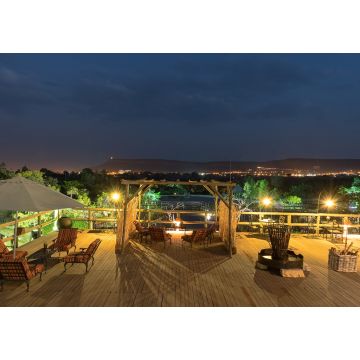 Lais Puzzle - Hölzerne Veranda mit Blick auf den Lubango-See und die Berge. Nachtaufnahme. Angola - 1.000 Teile