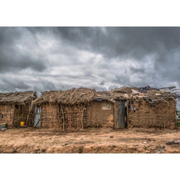 Lais Puzzle - Blick auf ein traditionelles Dorf mit strohgedeckten Häusern und Terrakotta-Wänden in Angola - 1.000 Teile