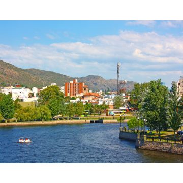 Lais Puzzle - VILLA CARLOS PAZ, CORDOBA, ARGENTINIEN: Panoramablick auf die Landschaft der Stadt Carlos Paz an einem sonnigen Tag. Der See San Roque im Vordergrund und die Hügel im Hintergrund - 40, 100, 200, 500, 1.000 & 2.000 Teile