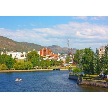 Lais Puzzle - VILLA CARLOS PAZ, CORDOBA, ARGENTINIEN: Panoramablick auf die Landschaft der Stadt Carlos Paz an einem sonnigen Tag. Der See San Roque im Vordergrund und die Hügel im Hintergrund - 1.000 Teile