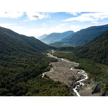 Lais Puzzle - Blick aus der Luft auf ein grünes Tal mit einem Flusslauf, umgeben von Bergen. Nahuel Huapi-Nationalpark in Patagonien, Argentinien - 40, 100, 200, 500, 1.000 & 2.000 Teile